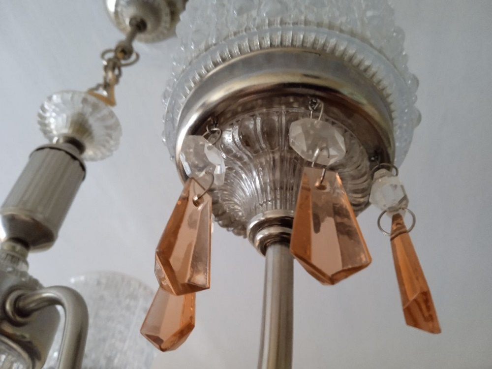    На люстре раскачивались подвески. Фото из архива редакции.