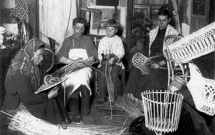 Плетением корзин в деревнях занимались старики, женщины и дети. Фото из открытого доступа в Интернете.