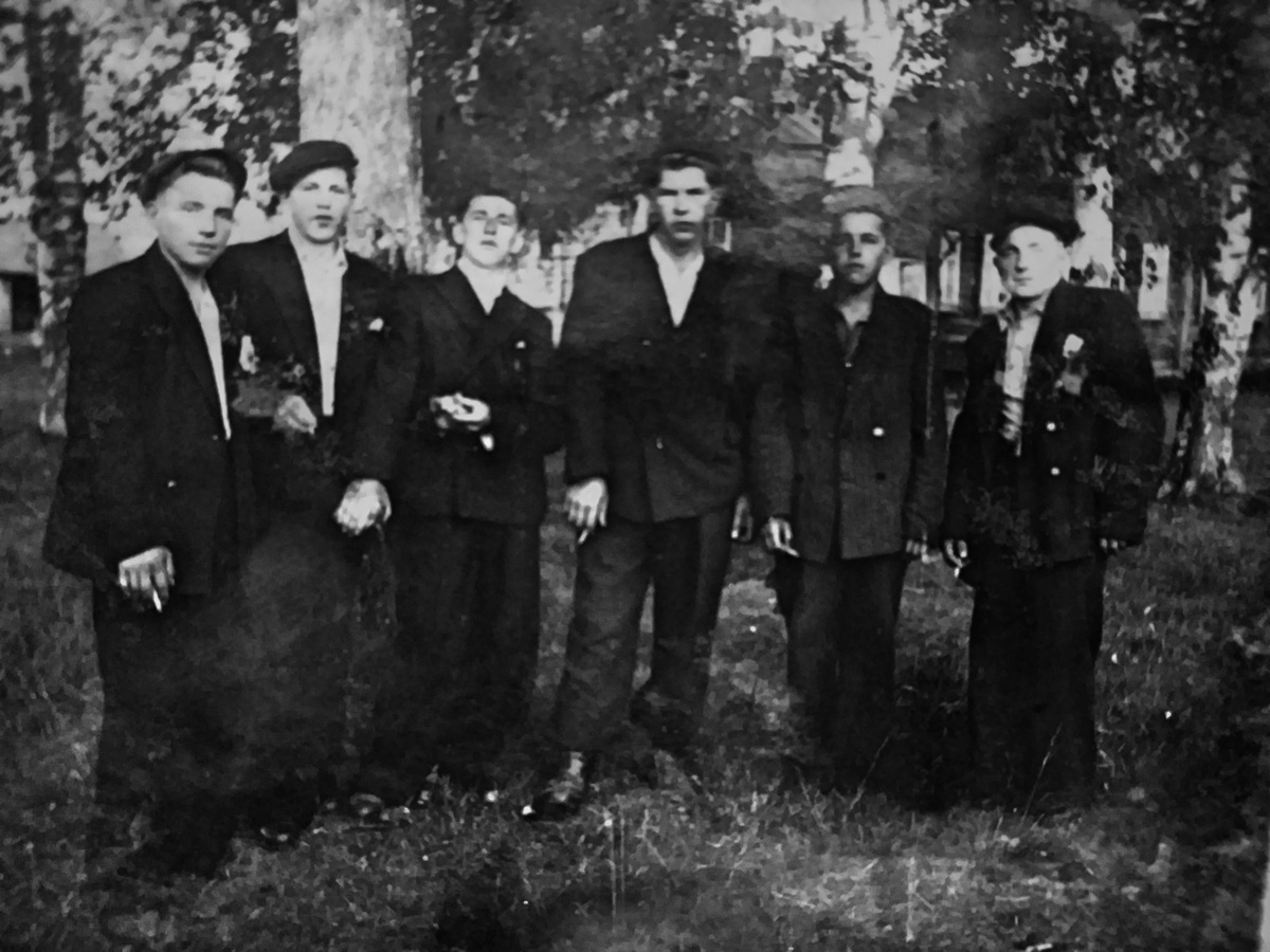 Начало 1950-ых. Бравые деревенские парни собрались на гулянку. Насчитал в этом строю 4-х фронтовиков... Фото из личного архива автора.