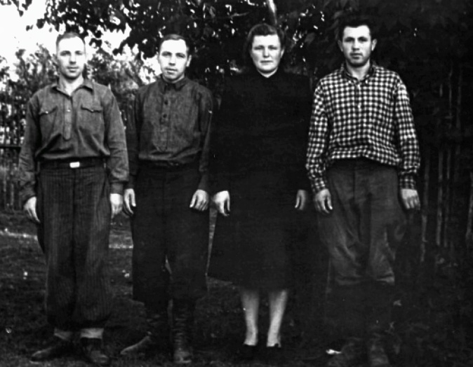 Из-за острого дефицита парней в послевоенное время наша соседка Шура так и не создала семью. Здесь она со своими братьями, один из которых фронтовик. Фото середины 1950-ых из личного архива автора.