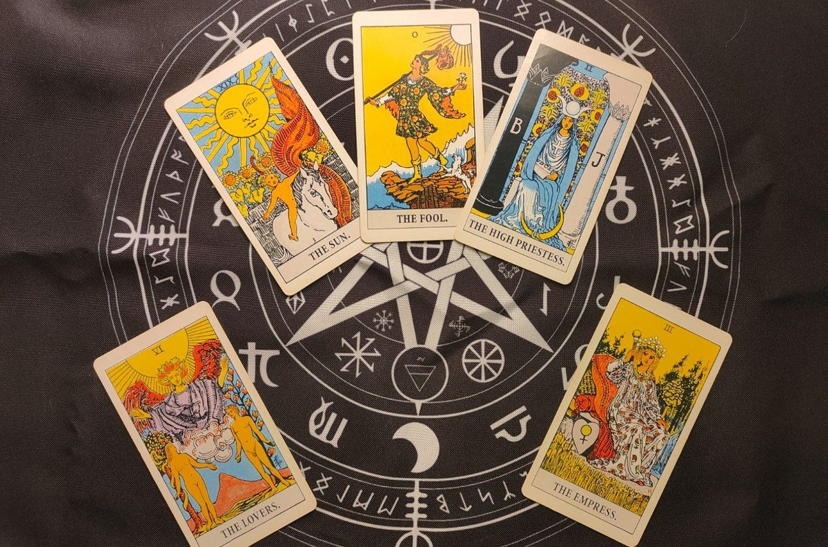    "Классическая колода Таро Уэйта. Фото: «Жизнь»"