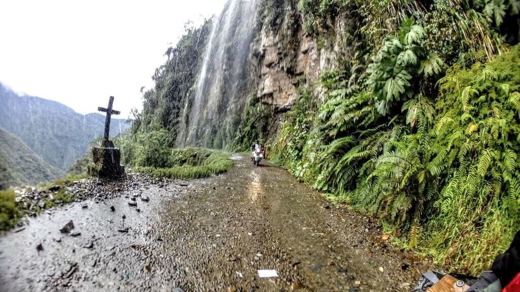 Дорога Юнгас (известная как "Дорога смерти") в Боливии
