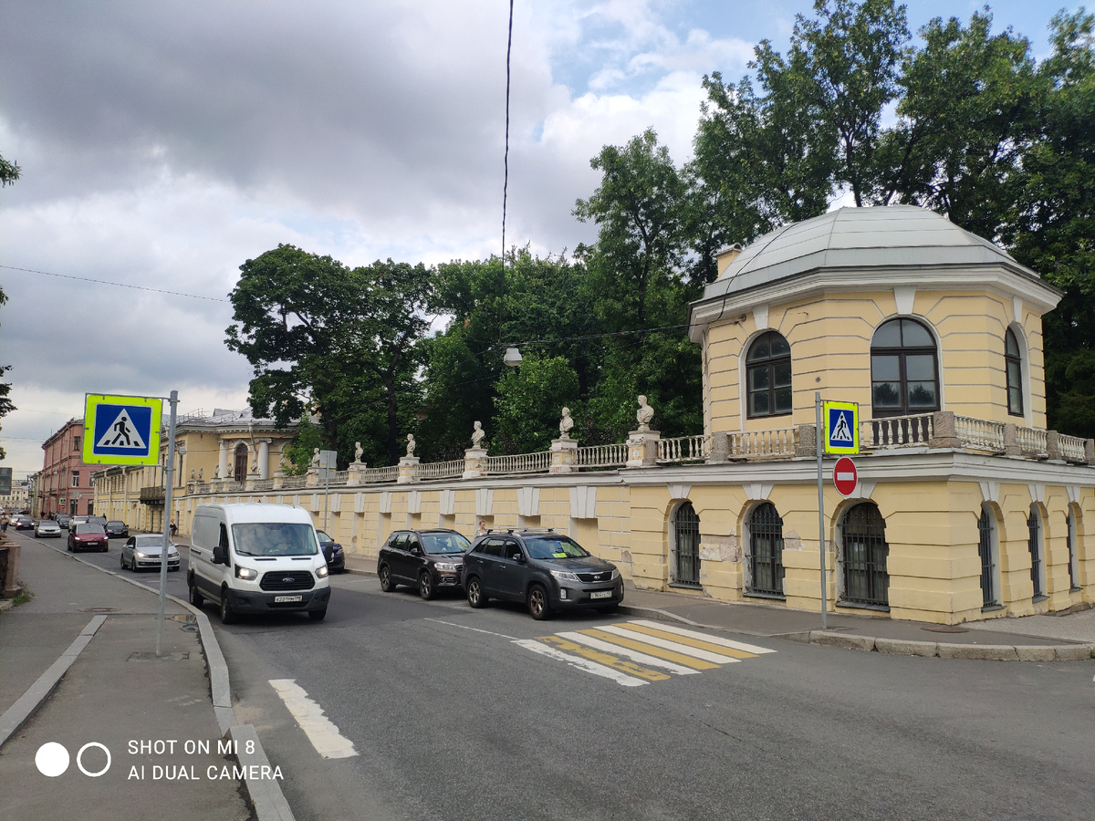 вид на дворец со стороны канала