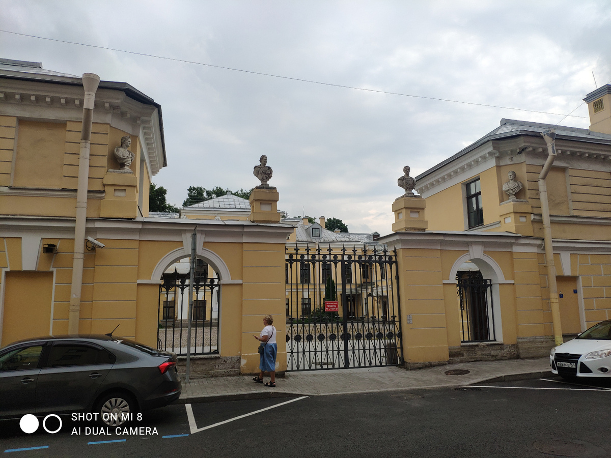 парадный вход со стороны улицы Галерной