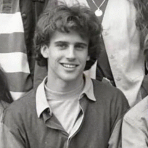 Эммануэль Макрон играет в пьесе школьного театра