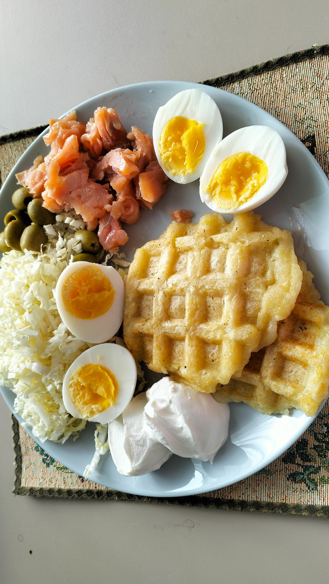 Очень мне тут не хватает зелени. Без неё грустно. На тарелке хашбраун, сметана, яйцо, пекинка, оливки (из запасов, люблю чёрные, поэтому зелёных осталось много), рыбка из морозилки