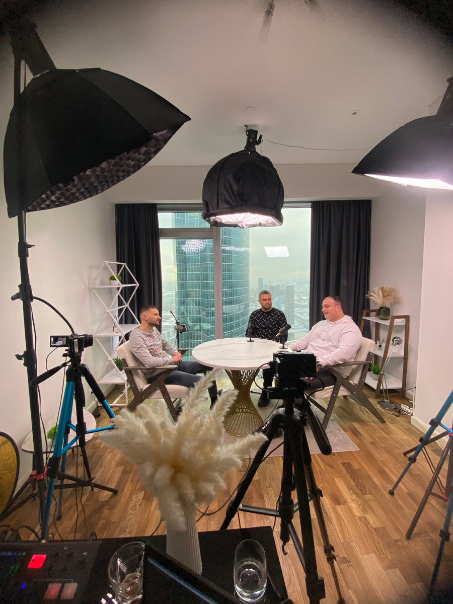 В тут сразу 3 человека в кадре