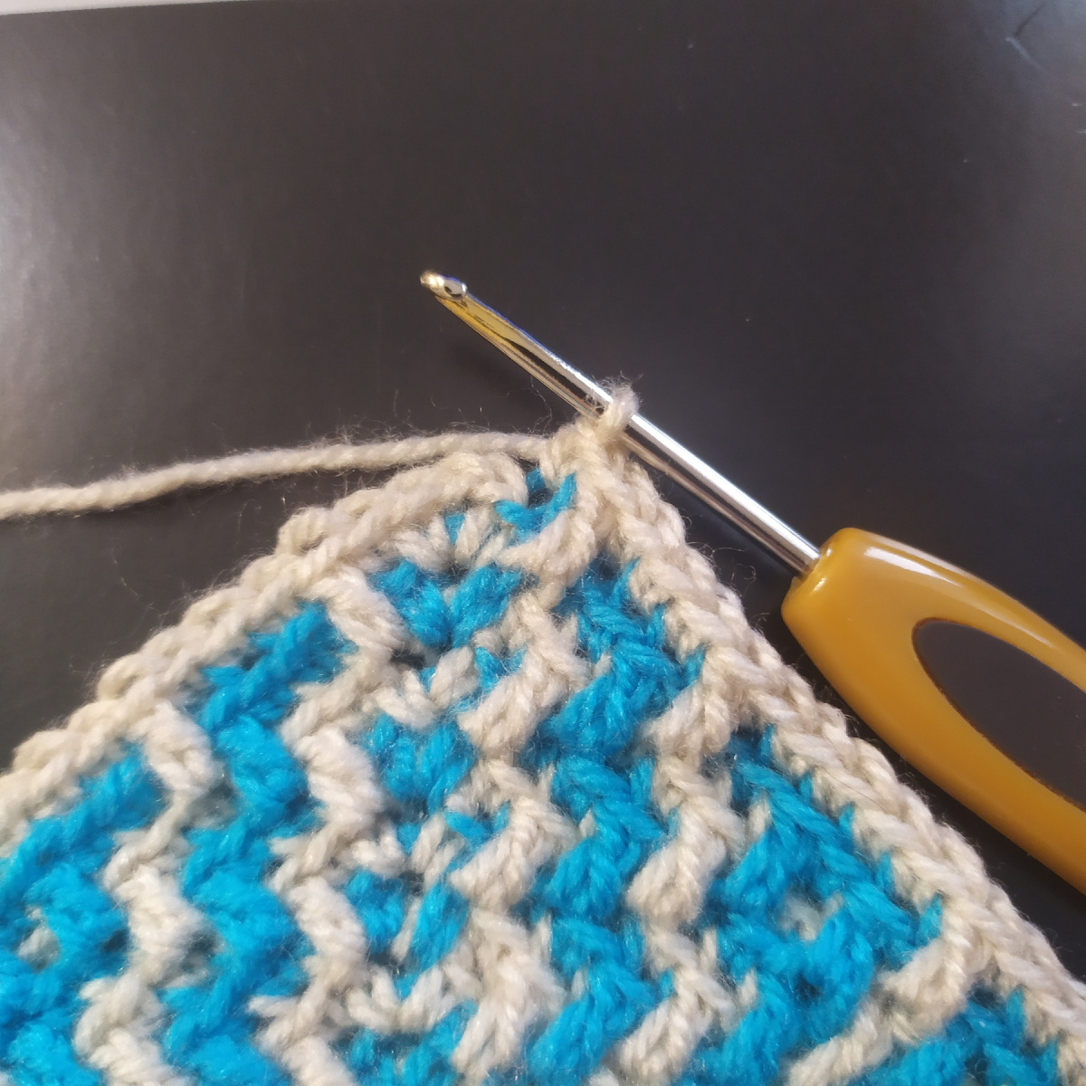 Закончила ряд нитью А.