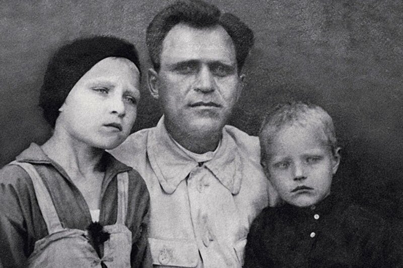 Римма Маркова и Леонид Марков с отцом в детстве