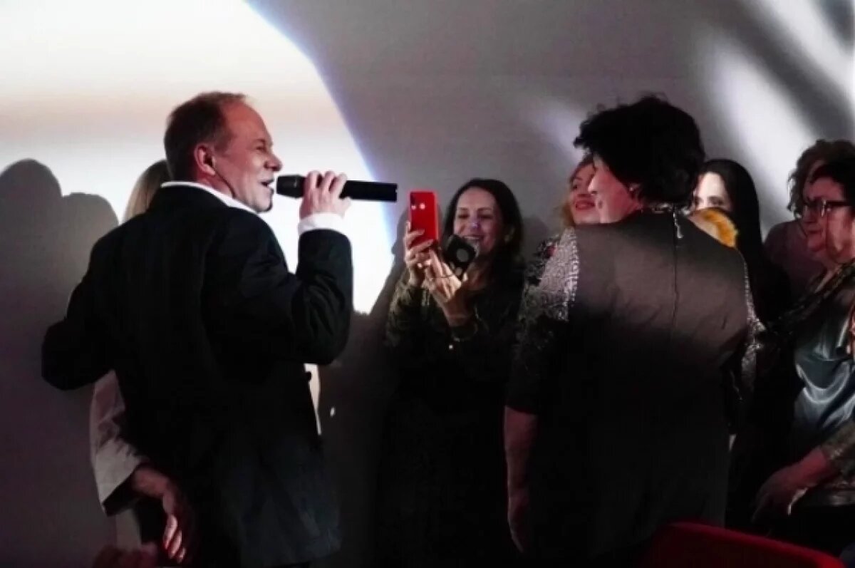    Фанатские очереди, живой звук, фото: Сергей Куренков спел для новосибирцев