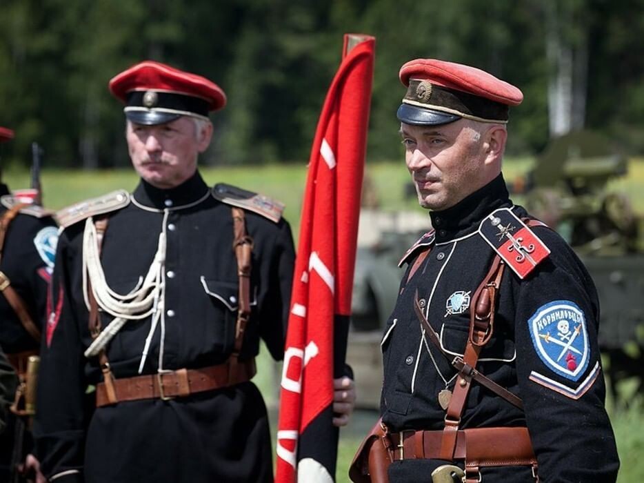 Фото с фестиваля "Май 1919: противостояние". Шевроны в виде триколора на форме Корниловцев. Фото из открытых источников