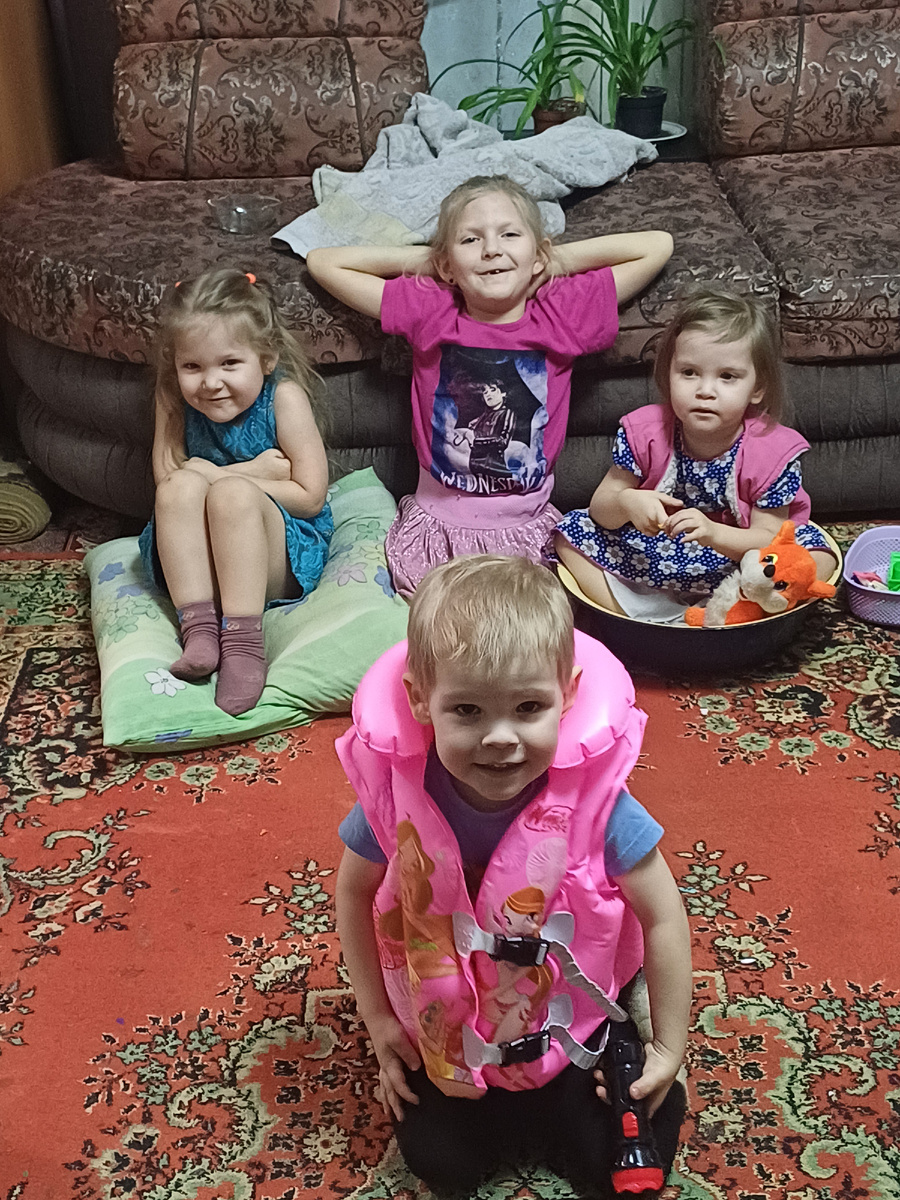 Алиса фотографирует.