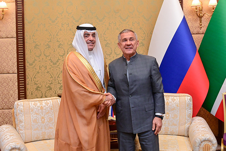    Раис РТ выступал на церемонии открытия форума вторым, сразу после хозяев встречи, раньше руководителя ОИС и заместителя генсека ООН, что подчеркивает статус Минниханова как главы группы стратегического видения «Россия – исламский мир».   
Фото: rais.tatarstan.ru