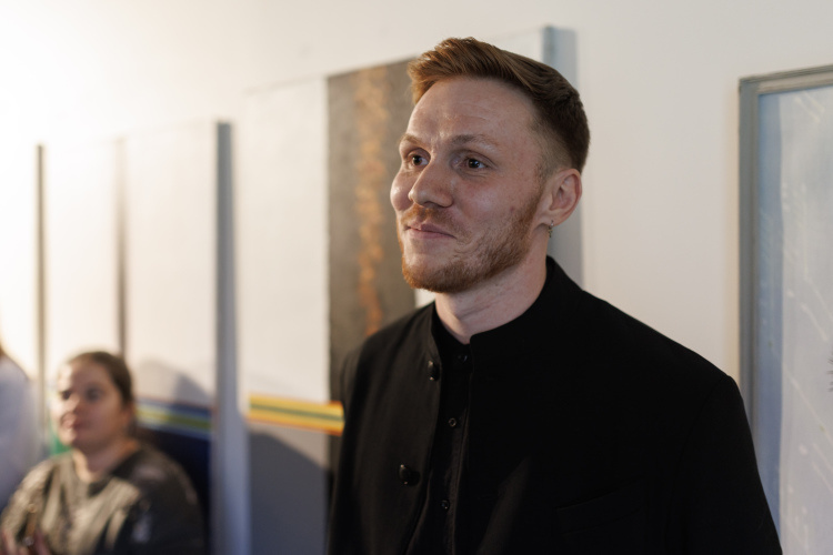    Максим Агафонов: «Еще до того, как я начал писать свои картины, я уже размышлял о том, что культуру нужно показывать с разных сторон, не упрощать ее, не втискивать в рамки».   
Фото: «БИЗНЕС Online»