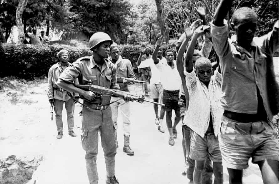 Конголезские войска берут пленных в 1964 году. Фотография: AP.