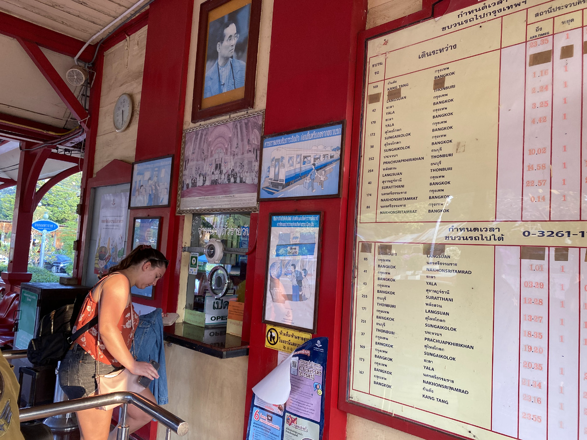 Билетная касса ж/д вокзала в Прачуапкхирикхане