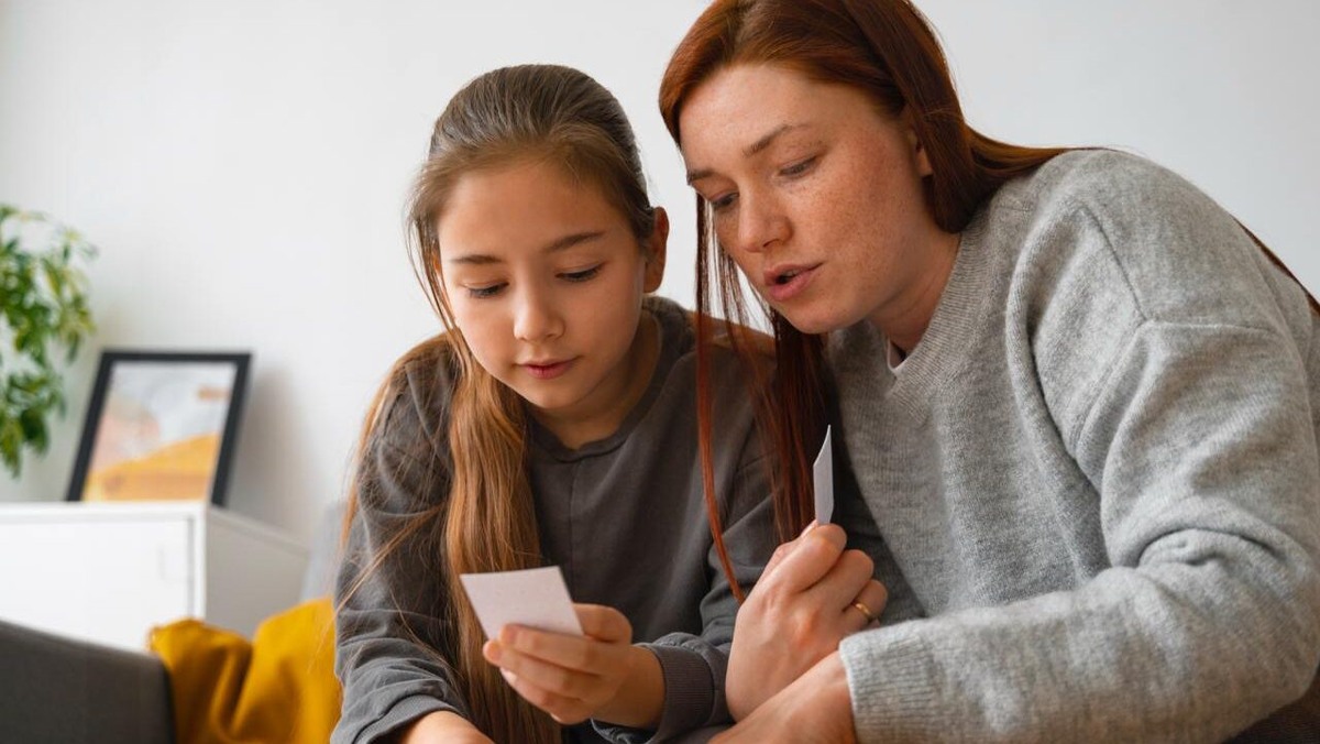    Подход к общению с подростком, котором сдаёт ОГЭ, и с тем, кому предстоит ЕГЭ – отличаются. Фото: freepik