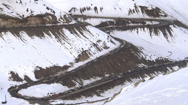    Вывод ограниченного военного контингента советских войск из Афганистана. Колонны советских войск движутся через перевал Саланг в горах Гиндукуш. 14 февраля 1989 года© РИА Новости . Andrey Solomonov