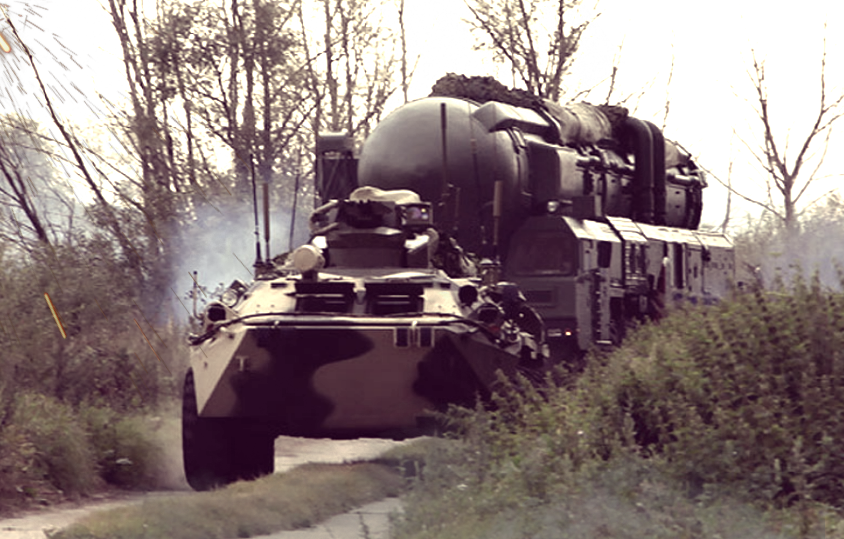 "Тайфун-М" позади знакомого нам "Тополя".