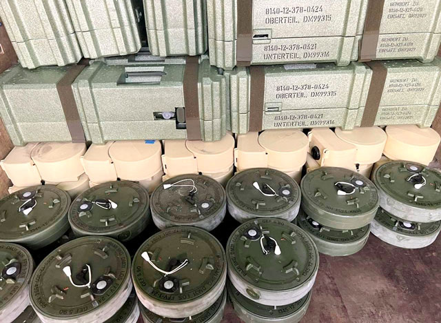 Склад противника с минами: PAMI DM31 (Германия) спереди, и AT MINE HPD-2 (Франция) на заднем плане, песочного цвета (фото из открытых источников)