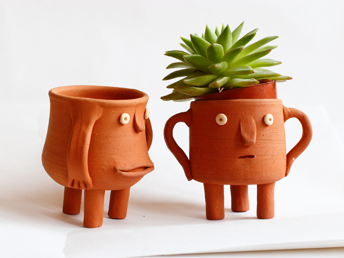 Красная глина с мелким шамотом, глаза из белой глины.