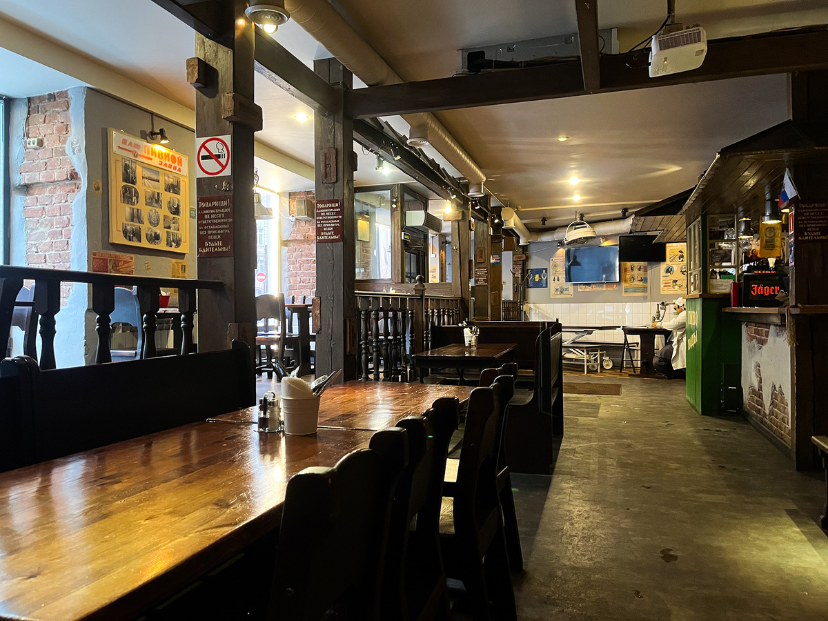 Вид на зал «‎Толстого фраера»‎ →