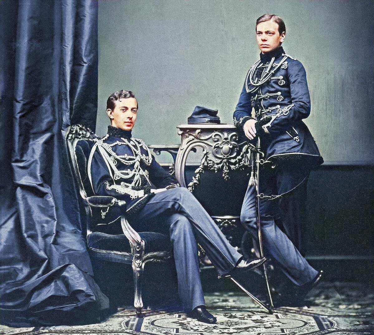 Цесаревич Николай (в кресле) и вл. князь Александр (у консоли).