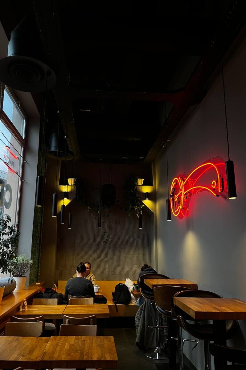 Интерьер симпатичный, модный молодежный