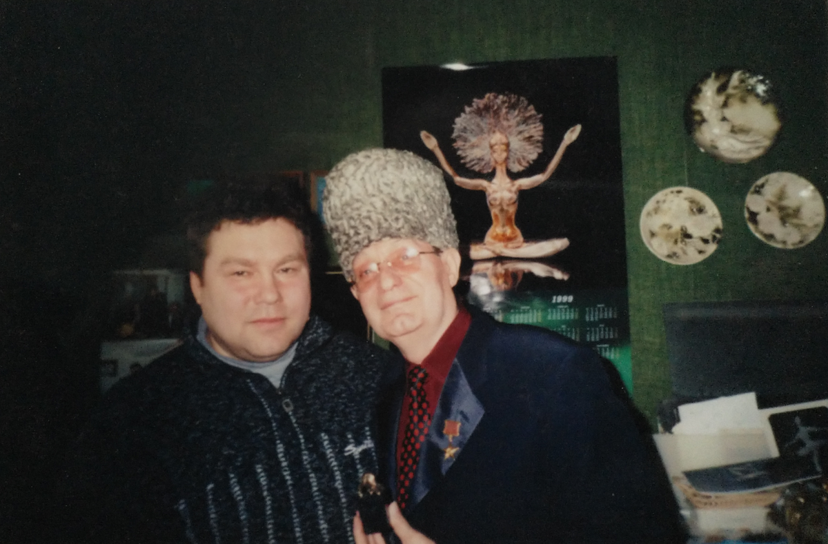 Скульптор Виктор Митрошин, Махмуд Эсамбаев. В мастерской скульптора на ул. Омской г. Челябинск. 1990-е годы.