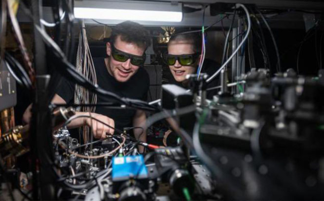 Дугал Мэйн и Бет Никол работают с квантовым компьютером (фото Джона Кэрнса)