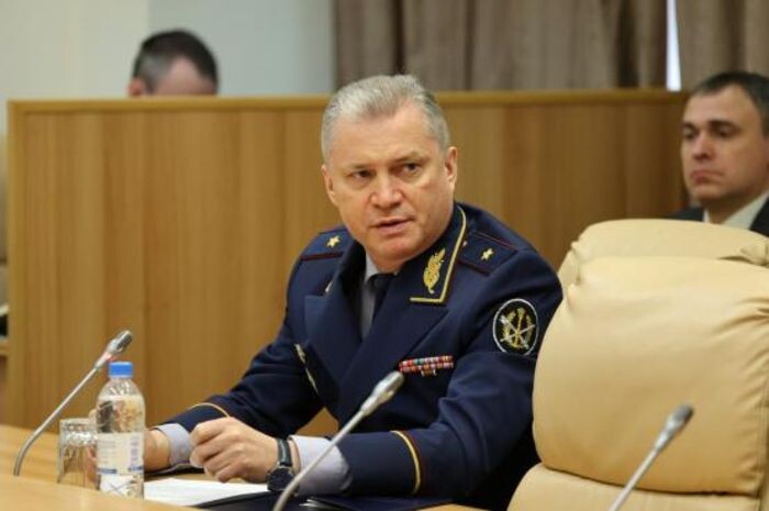 Андрей Поляков официально стал начальником ГУФСИН России по Ростовской области. Эти обязанности он исполнял с августа 2024 года.

Как сообщили в пресс-службе донского правительства, накануне директор федеральной службы Аркадий Гостев представил Полякова главе региона Юрию Слюсарю. Во время рабочей встречи они обсудили взаимодействие органов власти и учреждений уголовно-исполнительной системы.

Андрей Поляков в уголовно-исполнительной системе достаточно давно, проходил службу на различных оперативных должностях в Волгоградской области и Краснодарском крае. Последние пять лет руководил УФСИН России по Республике Дагестан.

Напомним, после захвата заложников в ростовском СИЗО-1 в отставку подали начальник главного управления Федеральной службы исполнения наказаний по Ростовской области Дмитрий Безруких и его первый заместитель Василий Гордеев.

Инцидент произошел 16 июня 2024 года. Шестеро осужденных по террористическим статьям в ростовском СИЗО №1 перепилили прутья решеток окна в камере и покинули ее, после чего, угрожая заточками и ножами, захватили в заложники двоих сотрудников закрытого учреждения. 

Через несколько часов силовики штурмом ликвидировали злоумышленников, но один из них - Даниил Камнев остался жив. Его взяли под стражу. Заложники не пострадали. По факту произошедшего Следственный комитет России возбудил уголовное дело. После ЧП силовики начал проверку в СИЗО.