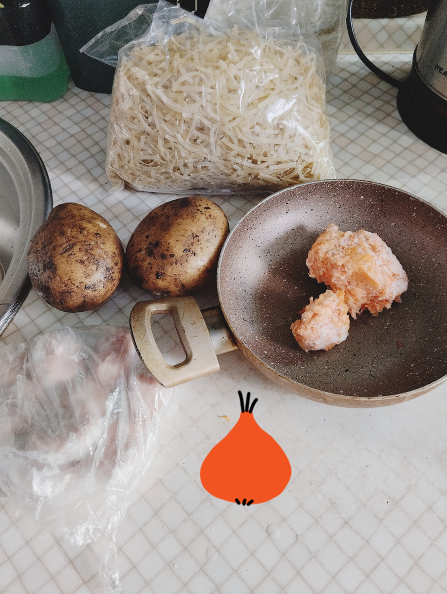 Количество продуктов можете брать любое, кто любит густой супчик, возьмите побольше картошки . Можно готовить фрикадельки из любого фарша, я взяла фарш, который остался после приготовления чебуреков.Фарша не много , но для лёгкого супа хорошо.