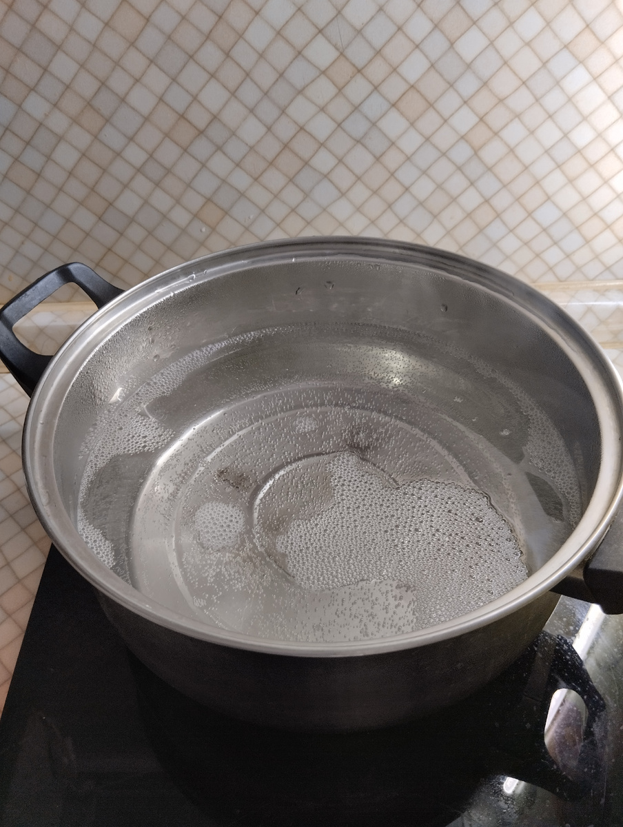 Заливаем в кастрюлю воды, ставим на плиту.