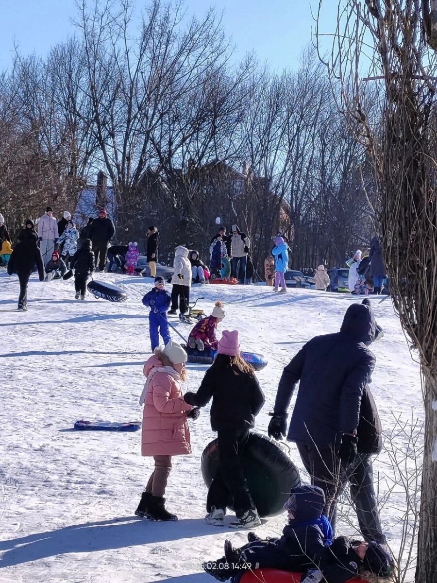    Одни едут сюда кататься со снежных горок, другие — слушать птиц и гулять по извилистым дорожкам или гонять на великах. Фото: Из личного архивa/  Фото подписчиков канала «Аксай в деталях».