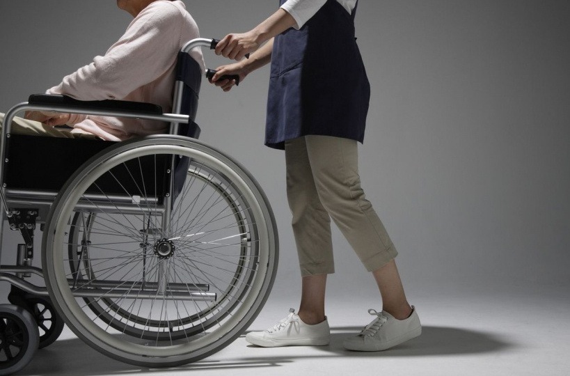 10 тысяч рублей в месяц за уход - как это оформить в 2025 году