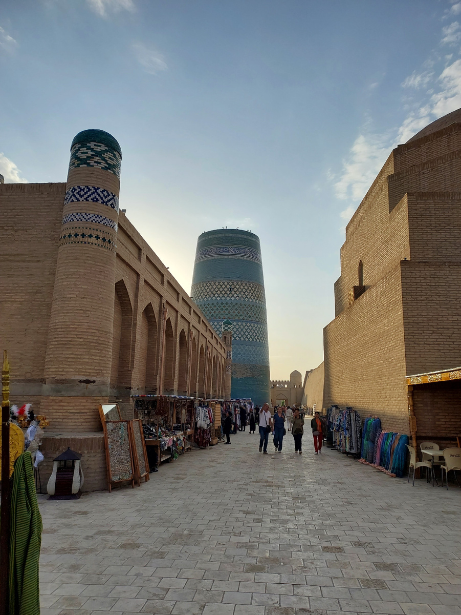 Внутри крепости. Вид на минарет Кальта-Минор