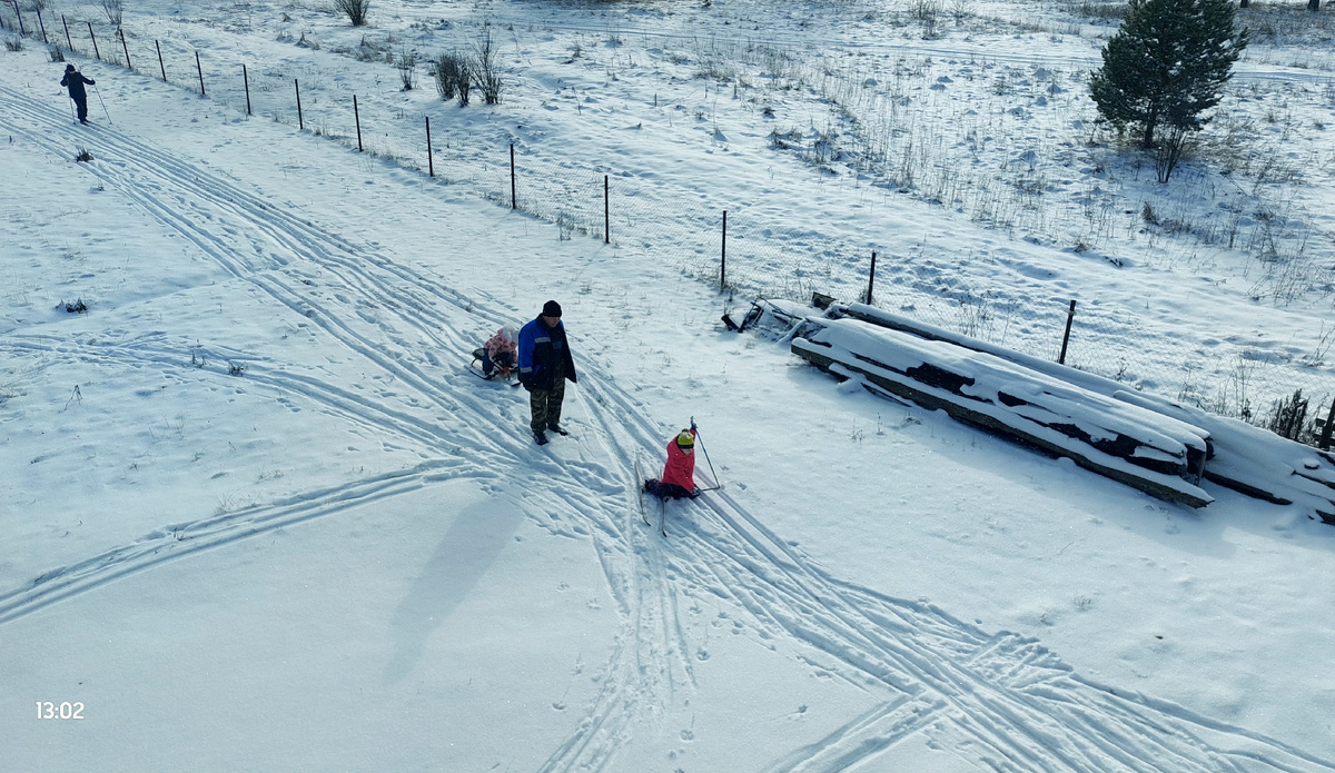 Хорошо, когда есть дом в деревне, свежий воздух и пусть немного, но есть снег