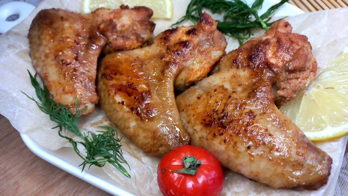    Пикантные куриные крылышки на сковороде
