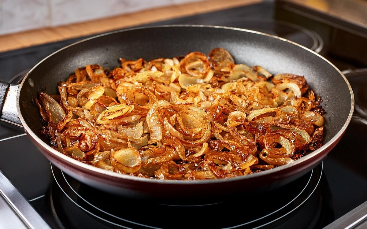 Лук прожарится равномерно и с золотой корочкой: попробуйте этот способ с добавлением соды / Фото: Pogovorim.by

