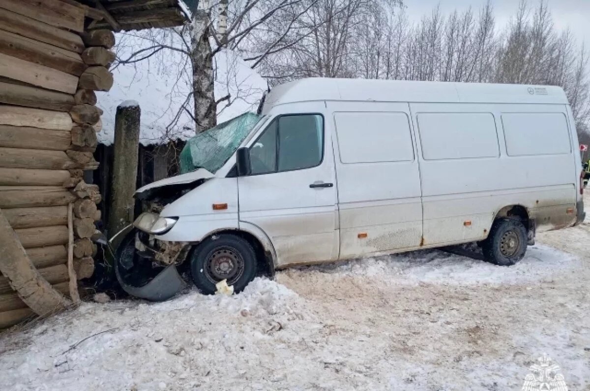    Опубликованы фото с места ДТП в Тверской области, где фургон протаранил дом