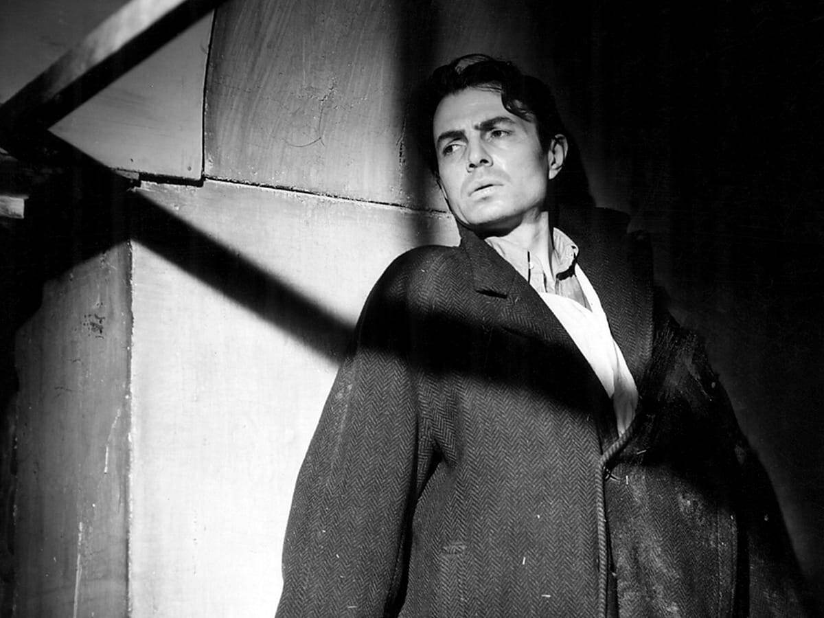 Актер Джеймс Мейсон в фильме режиссера Кэрола Рида «Выбывший из игры» (Odd Man Out)