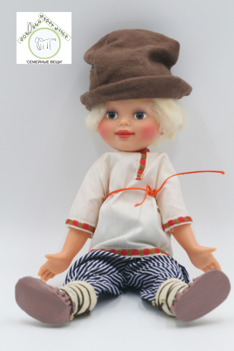 Кукла «Емеля». ЛПО«Ленинградская игрушка». Автор: Мотовилова М.И.
 Выпускалась 1960-1970 гг. 