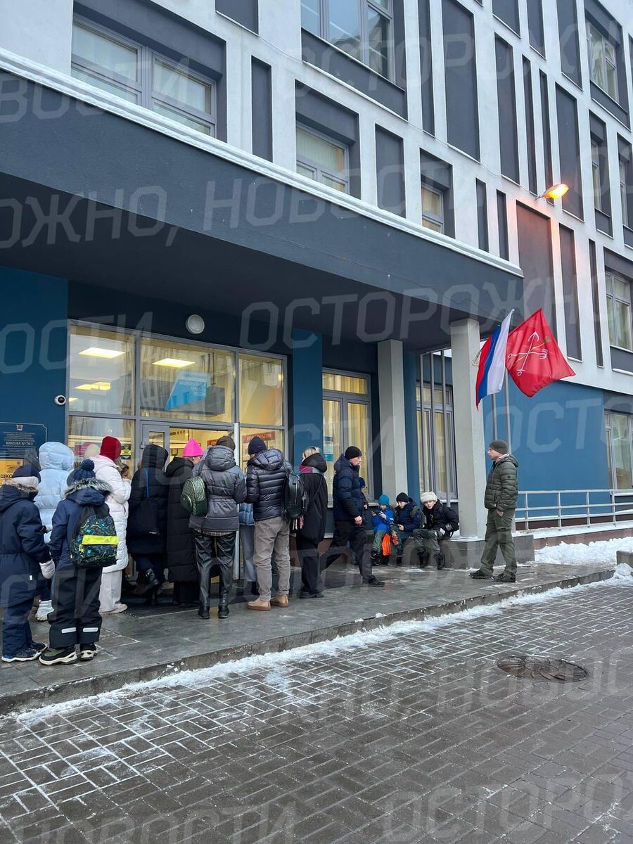 В Петербурге трое парней надругались над шестиклассником в школе и сняли всё на видео. Родители учеников собрались около здания и требуют отчислить подростков.
