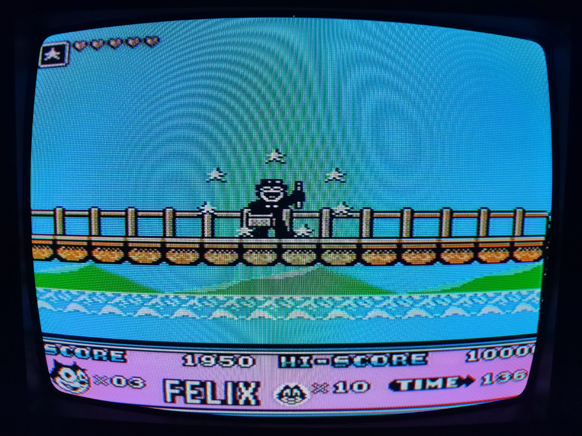 Фото сделаны мной. На фото игра Felix the Cat. Оригинал игры "Felix the Cat" был разработан Шимада Кикаку и издан Hudson Soft в 1992г. для NES. Фото демонстрирует начальную заставку игры, а так же общий визуальный фон игры. Подробнее об этом рассказано в статье. Все материалы принадлежат правообладателям и размещены исключительно в информационных целях.