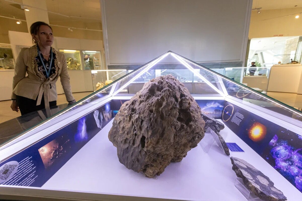 Увидеть Челябинский метеорит своими глазами - именно за этим многие едут в Челябинск 