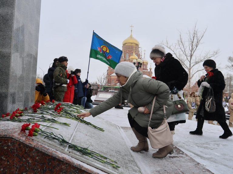    В Оренбурге в День вывода войск из Афганистана почтили память героев Антон Пичурин