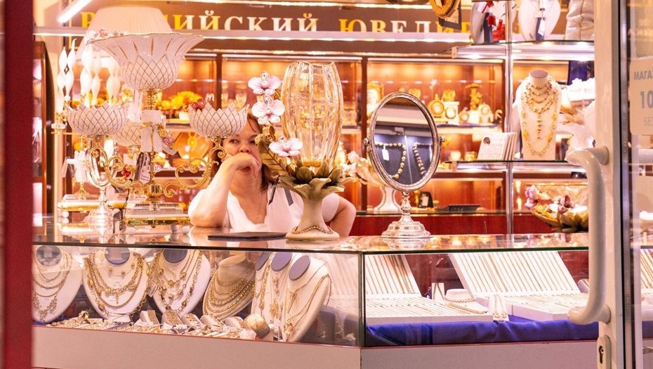    Продавец в ювелирном магазине на Невском проспекте. Автор фото: Тихонов Михаил
