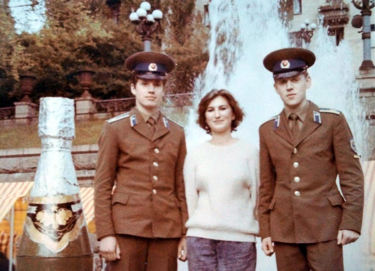 Андрей Усльцев (мой школьный товарищ и сослуживец, справа на фото) с друзьями в столице Советской Украины, в городе-герое Киеве. Киевские фонтаны. 1990 год. Благодарю за предоставленные фото семью Усольцевых.