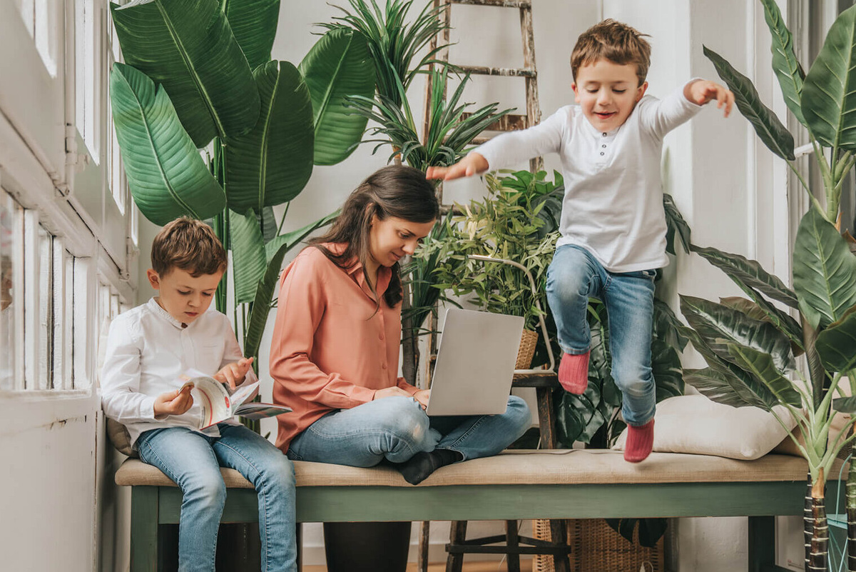     "Отдельный квест — объяснить, почему надо мыть голову": колонка мамы о жизни с тремя сыновьями