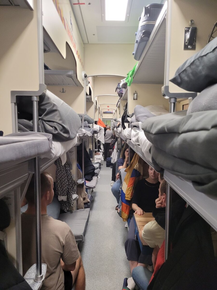 Так выглядит плацкарт в поезде 